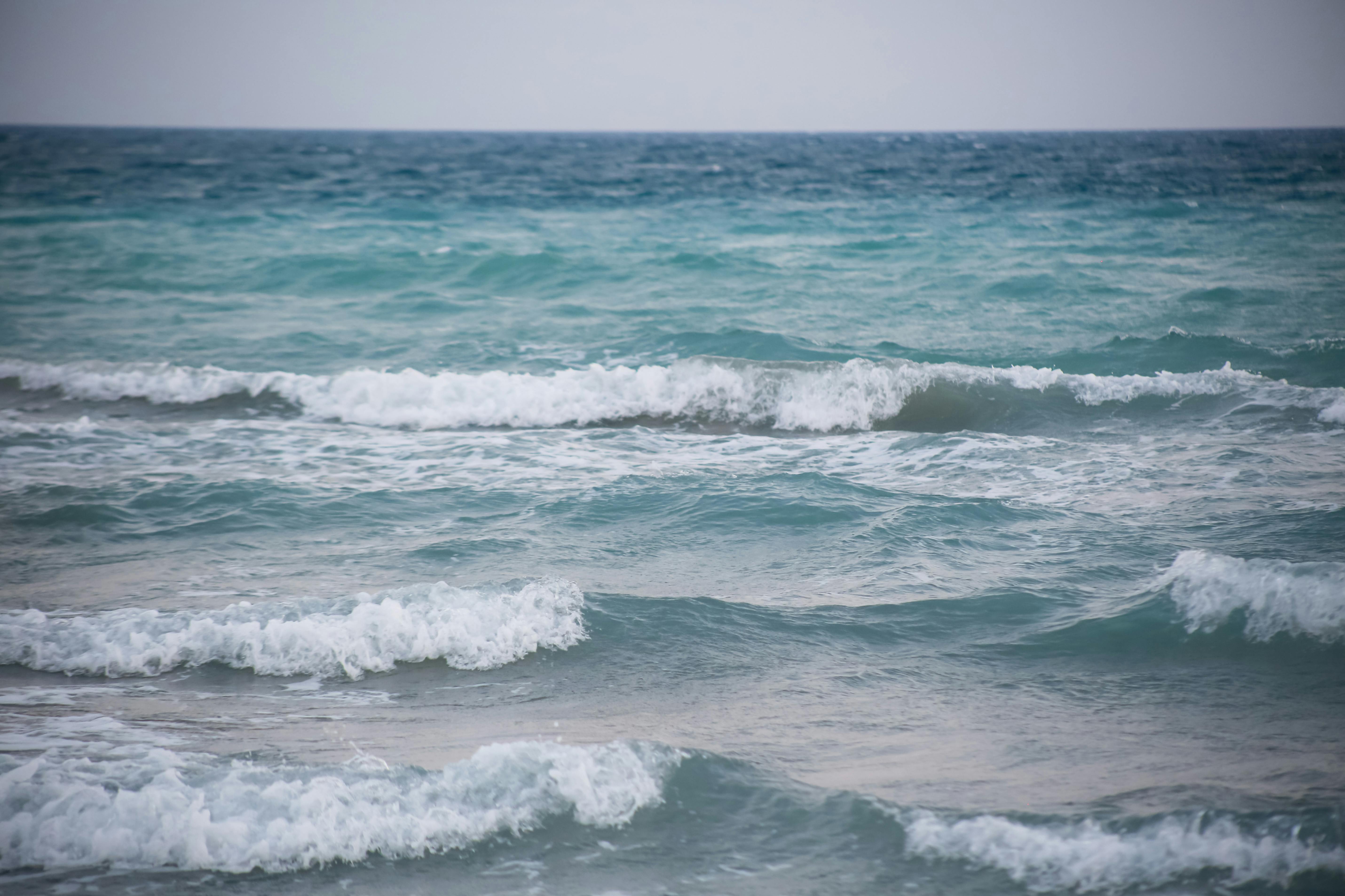 horizontal view of ocean waves